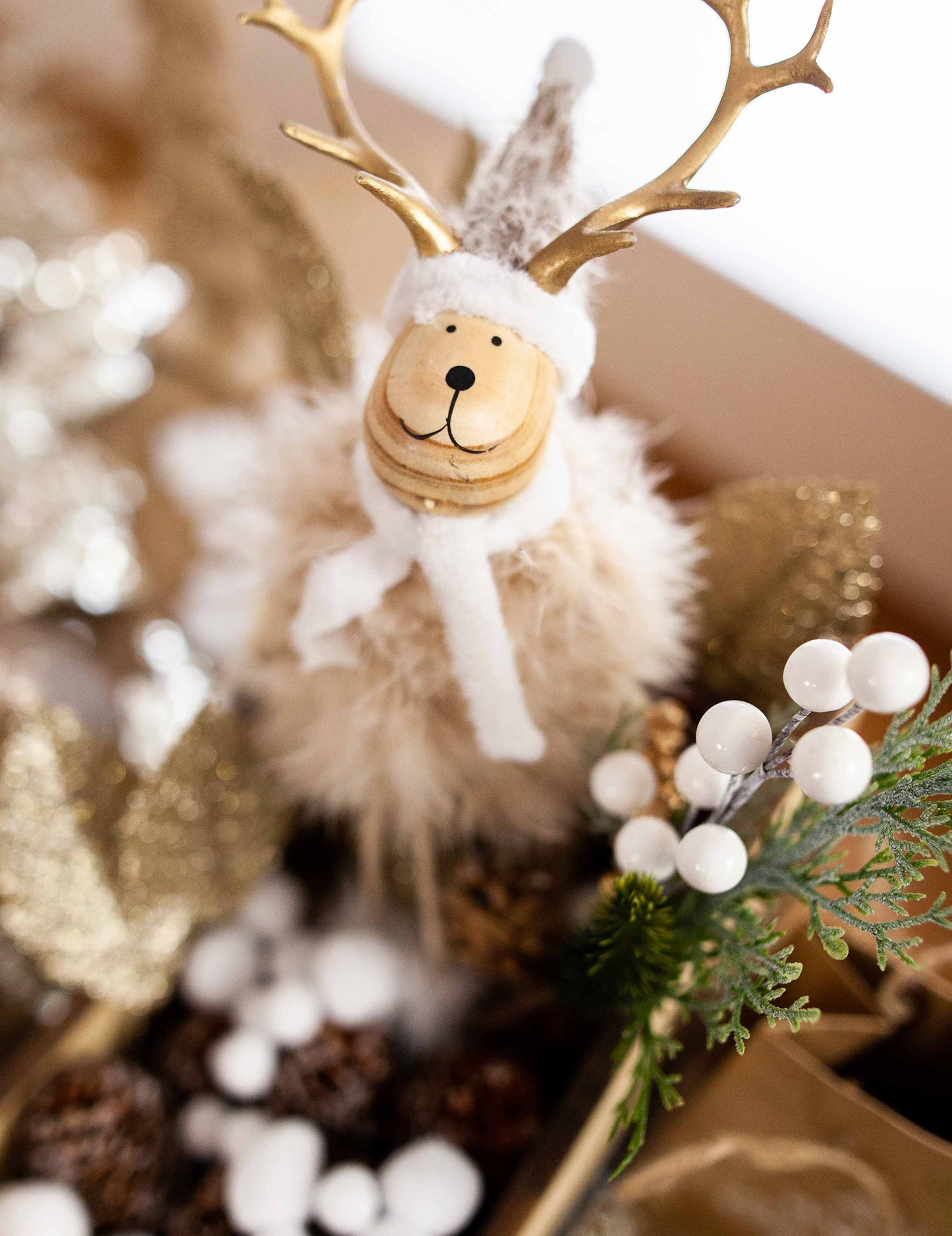 Drvena i krznena dekoracija jelena 15,5 cm 