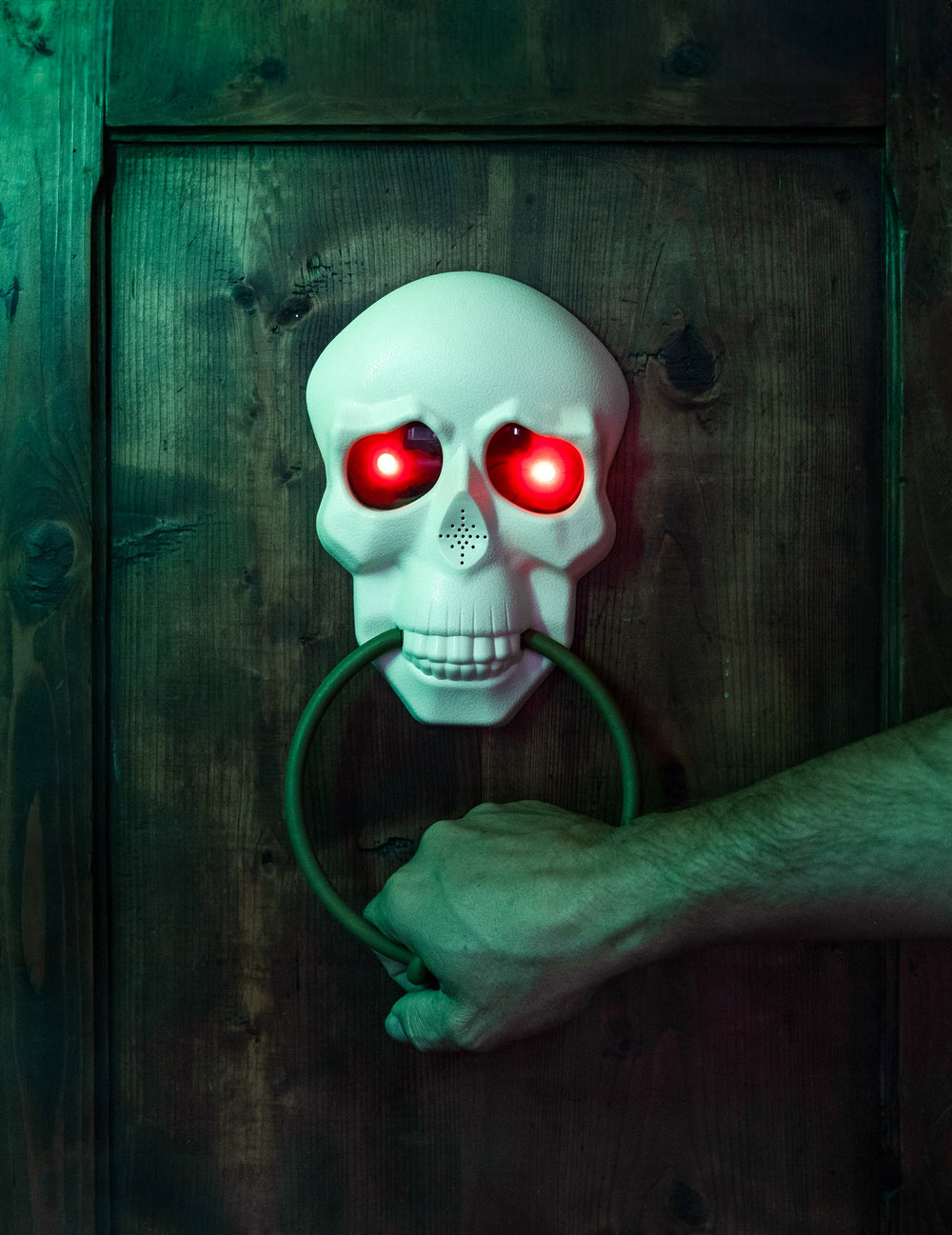 Détail des yeux lumineux rouges de la décoration de porte sonore et animée squelette