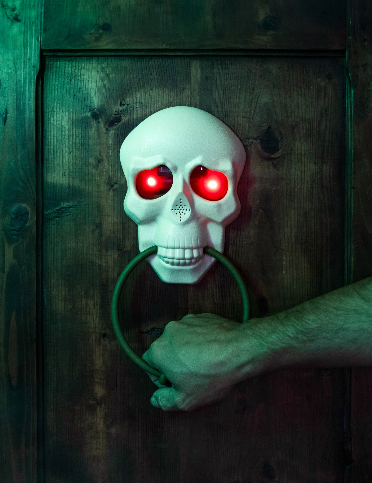 Détail des yeux lumineux rouges de la décoration de porte sonore et animée squelette