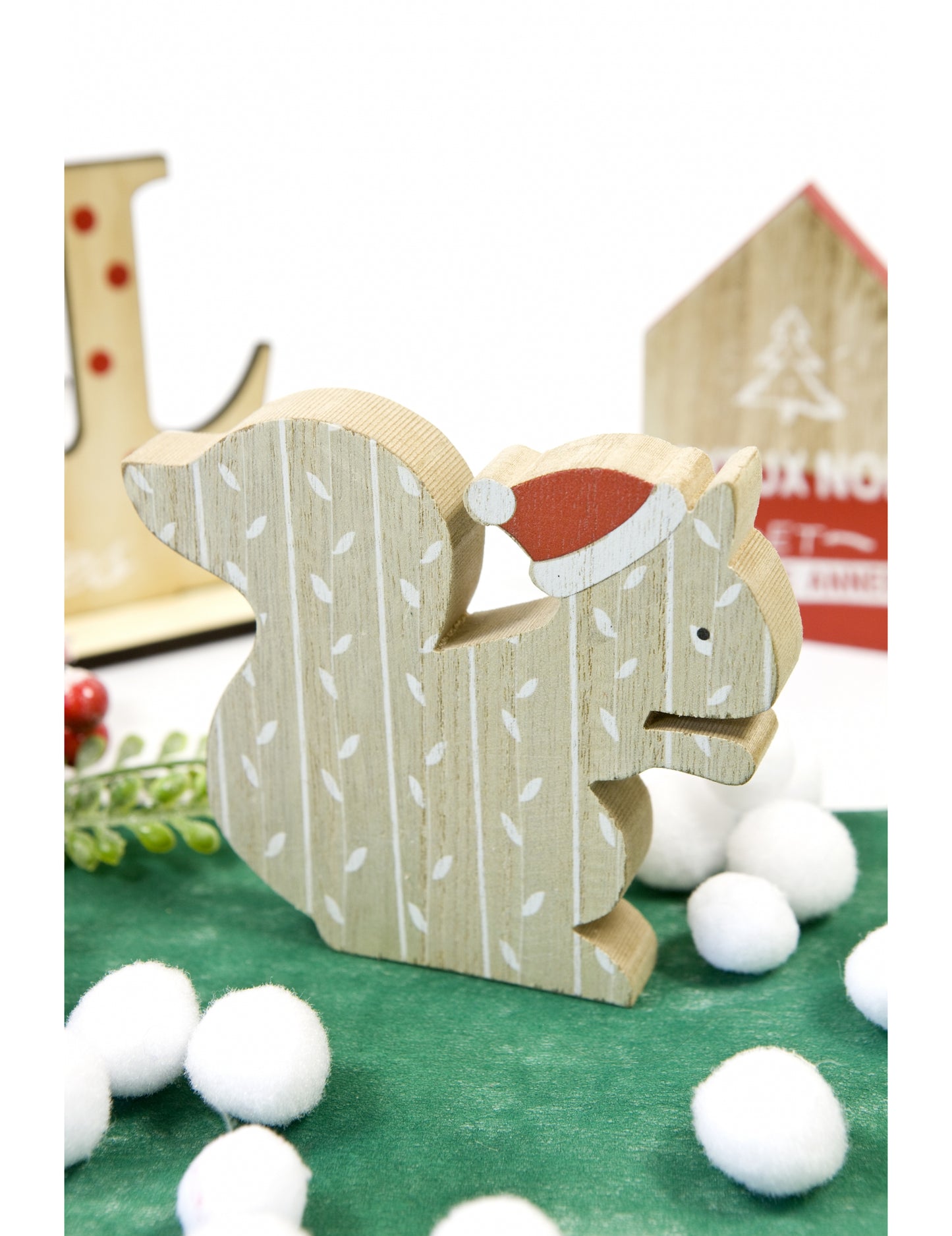 Drvena dekoracija vjeverica s božićnom kapom 11 x 10 cm 