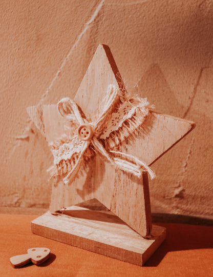 Drvena zvjezdasta dekoracija s jutom i čipkom 13 cm 