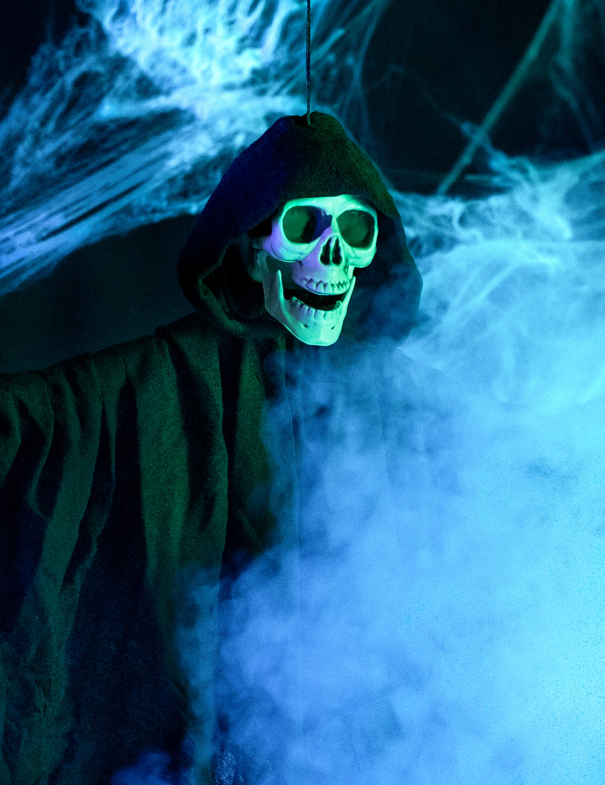 Gros plan sur le visage de squelette de la décoration faucheuse pour Halloween noire à suspendre