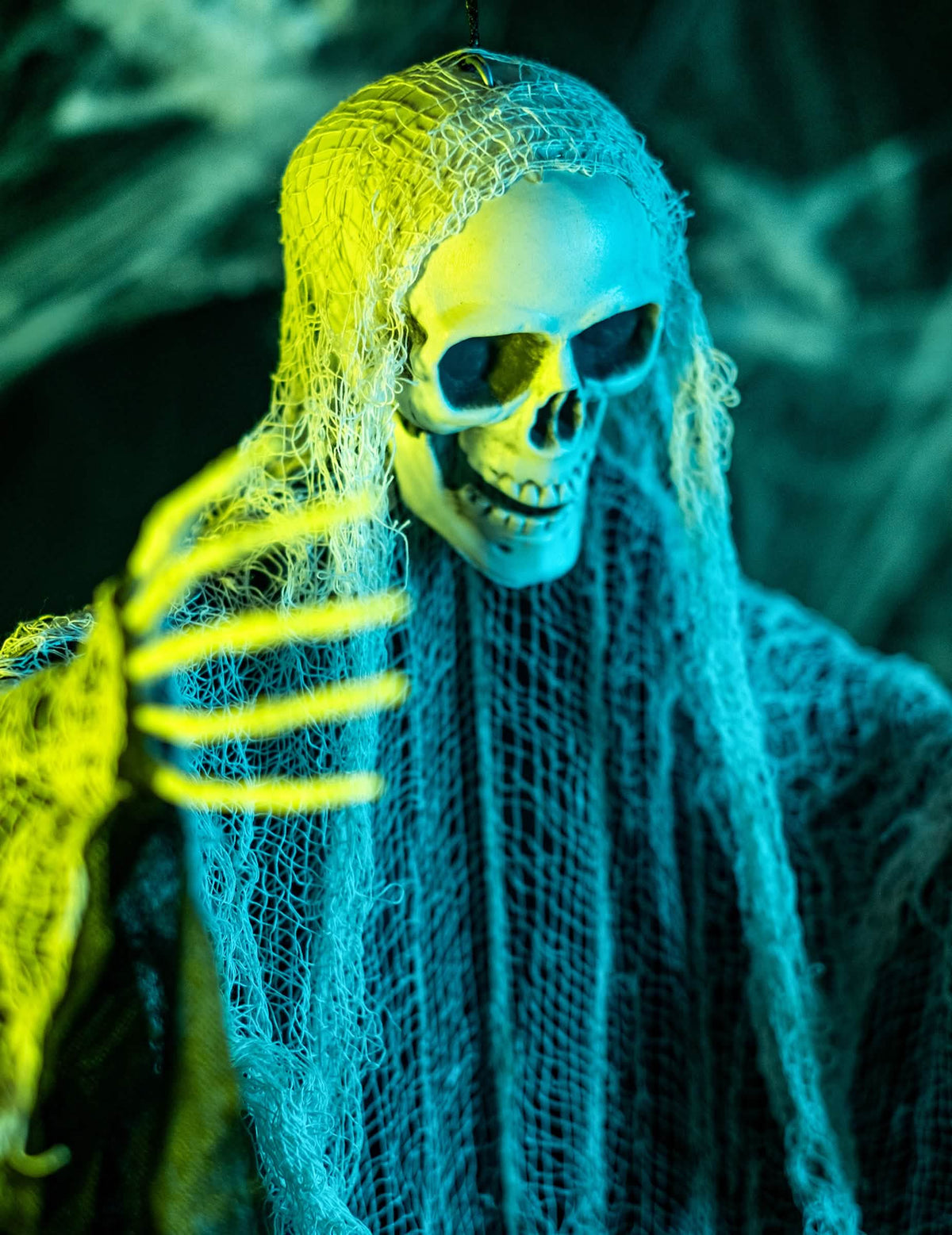 Krupni plan na kosturskoj ruci ukrasa za halloween kosac