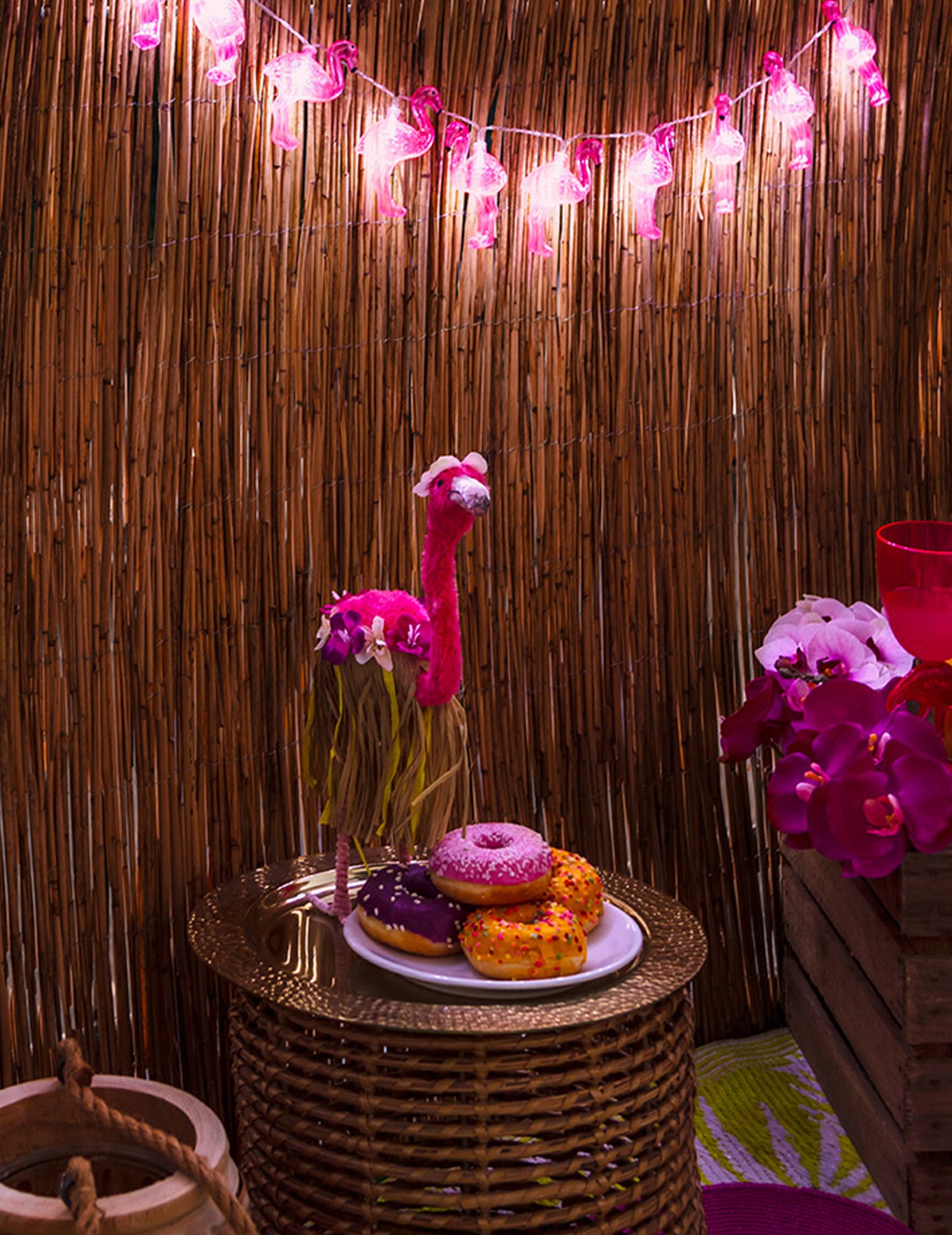 Mise en situation festive de la décoration flamant rose sur pieds