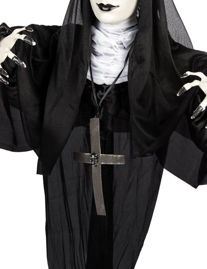 Gros plan sur le pendentif croix avec tête de mort de la décoration lumineuse nonne suspendue