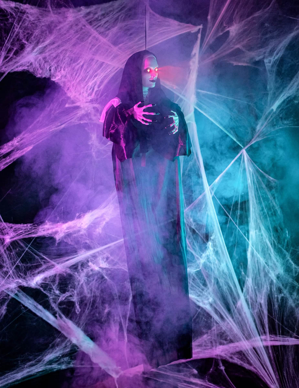 Prikaz u halloween dekoru viseće svjetleće časne sestre