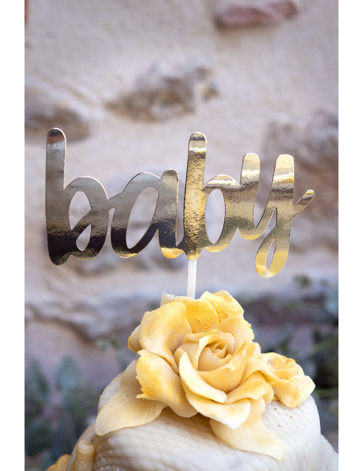 Gros plan sur le texte doré de la décoration pour gâteau baby pour baby shower