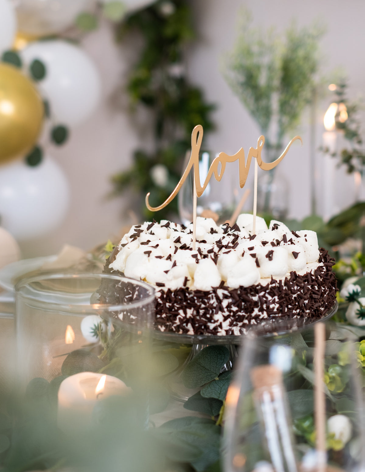 Ambiance de table de fête avec la décoration pour gâteau love pour mariage doré