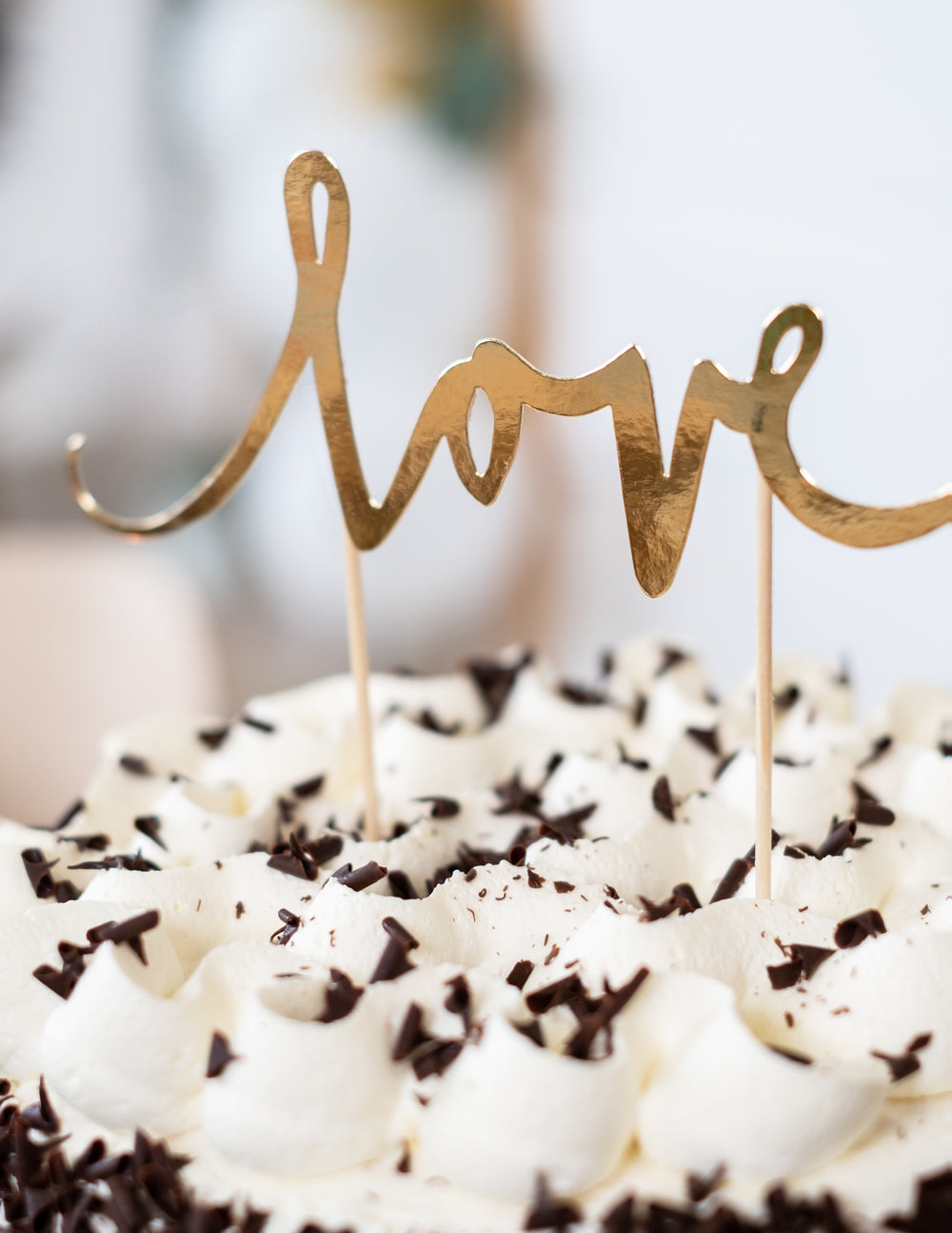 Vue rapprochée sur un gâteau de la décoration pour gâteau love pour mariage doré