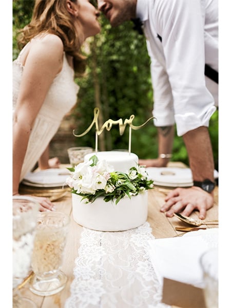 Mise en situation sur un gâteau de la décoration pour gâteau love pour mariage doré