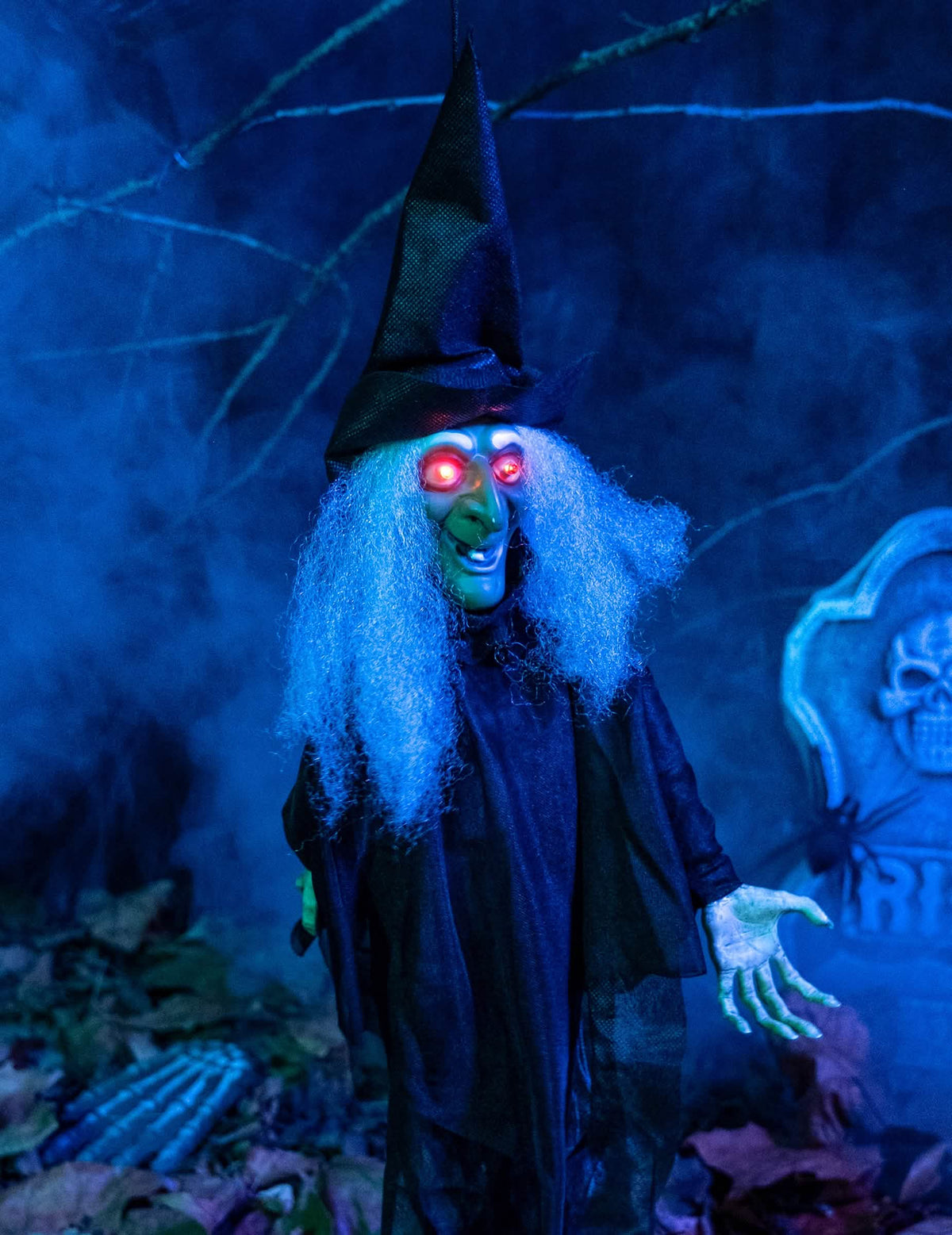 Krupni plan svjetlećih crvenih očiju animirane, svjetleće i govoreće ukrasne vještice za halloween