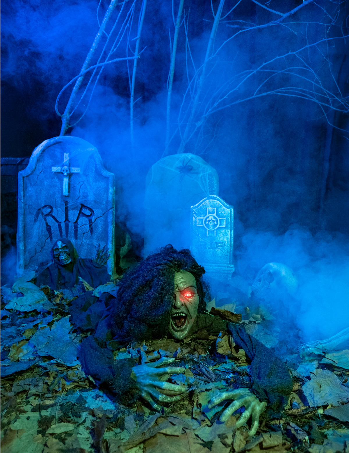 Gros plan sur le visage effrayant de la décoration sorcière sonore et lumineuse pour Halloween