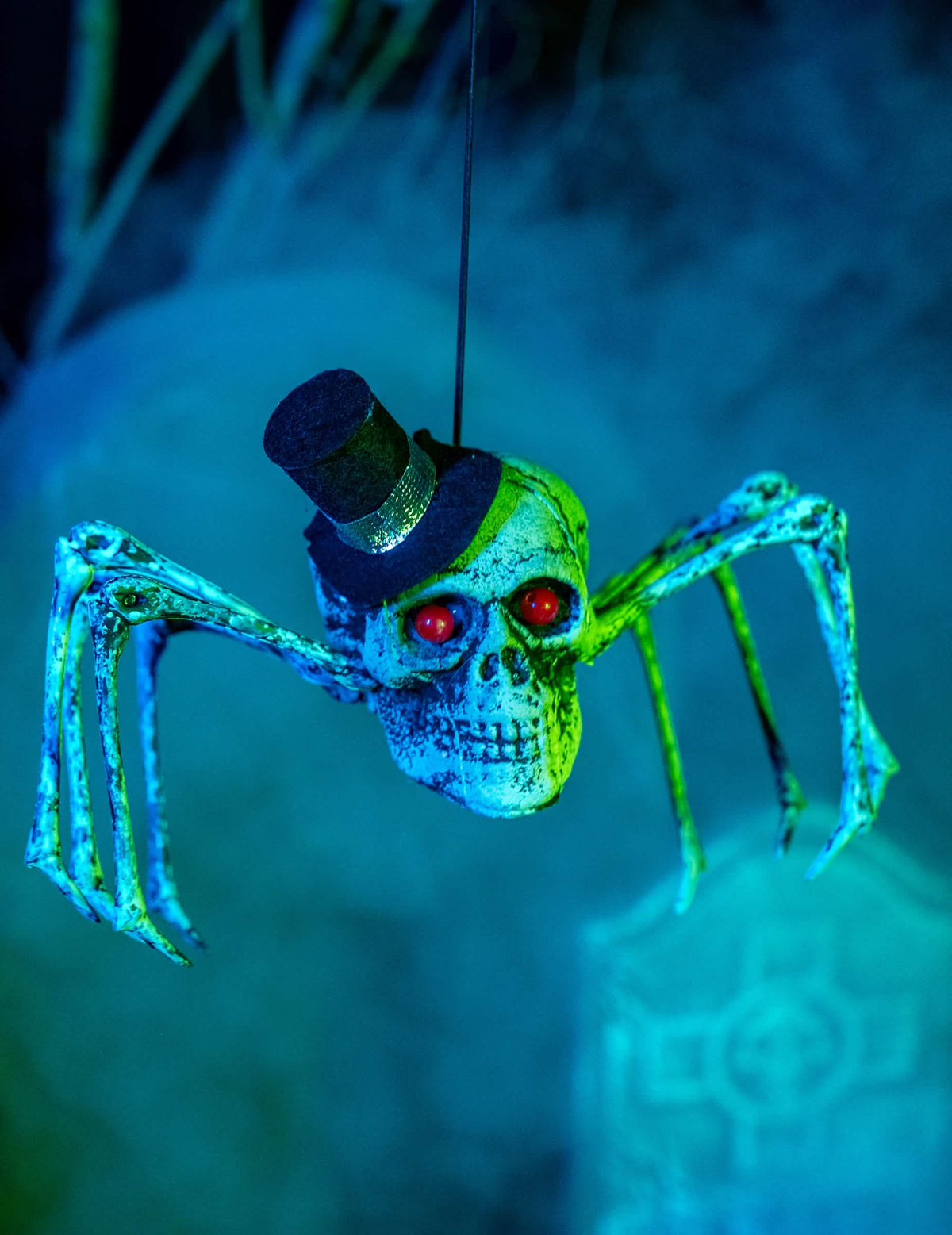 Prednji pogled na viseću dekoraciju Halloween kostura pauka