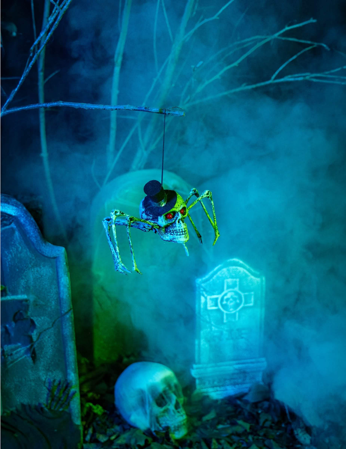 Postavljanje scene u maglovitom grobljanskome dekoru skeleta pauka halloween dekoracije
