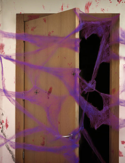 Mise en situation sur une table de la toile d'araignée Halloween pour décoration
