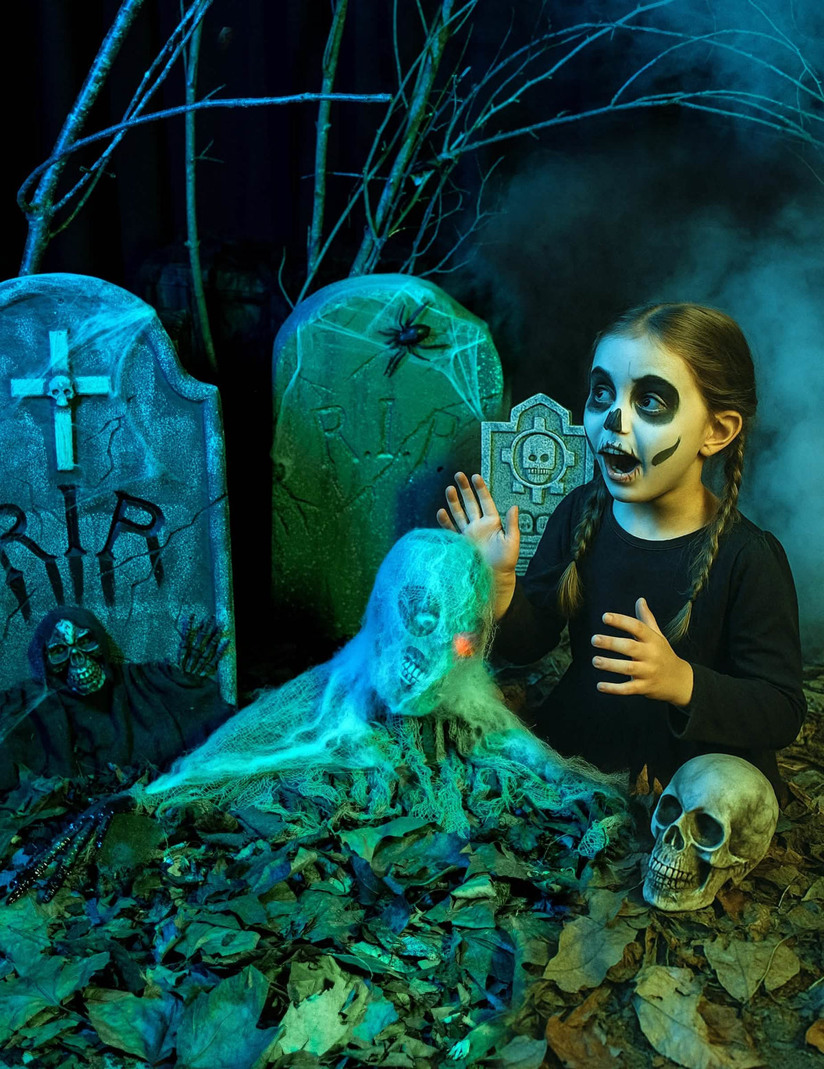 Animirana dekoracija zombiji za halloween s velom i crvenim svjetlećim okom