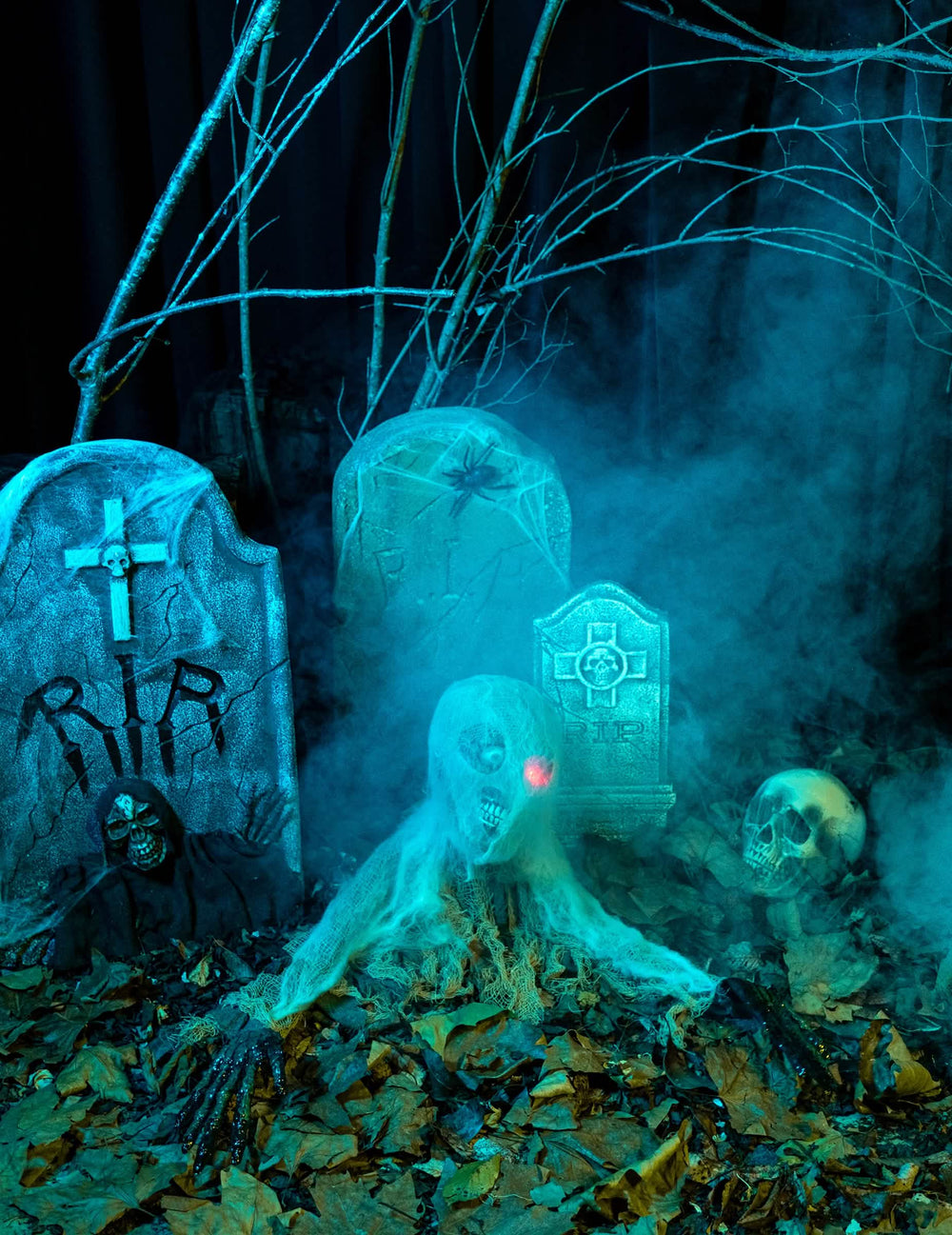 Animirana halloween dekoracija zombiji siva s crvena svjetlećim okom i crnim rukama