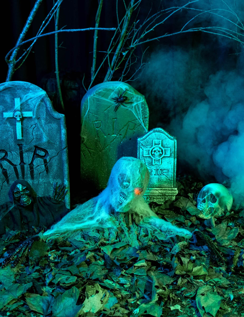 Ugođaj na groblju s animiranom zombie dekoracijom za halloween