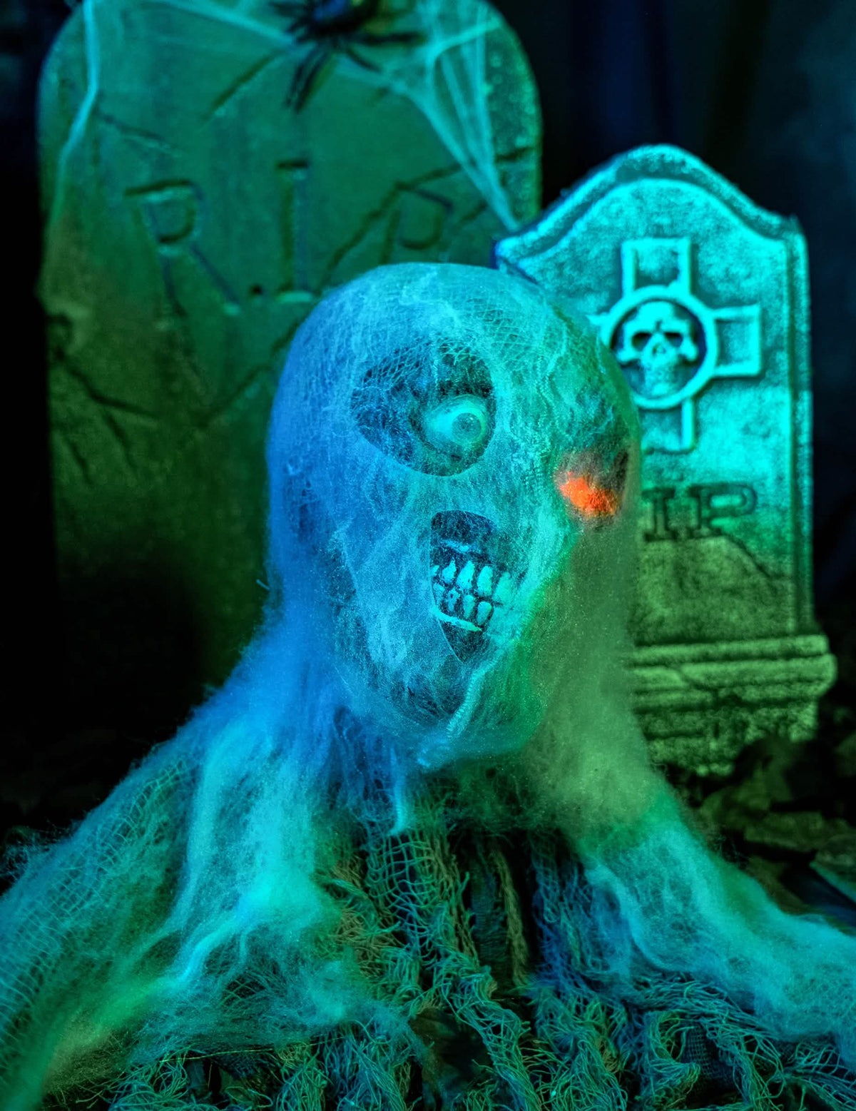 Krupni plan lica prekrivenog paučinom ukrasnog animiranog zombija za halloween