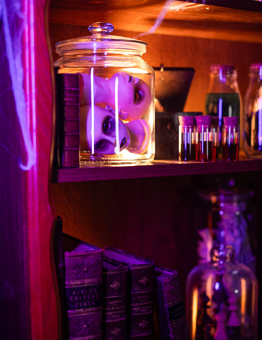 Têtes de poupées dans un bocal des décorations têtes de poupées cadavériques