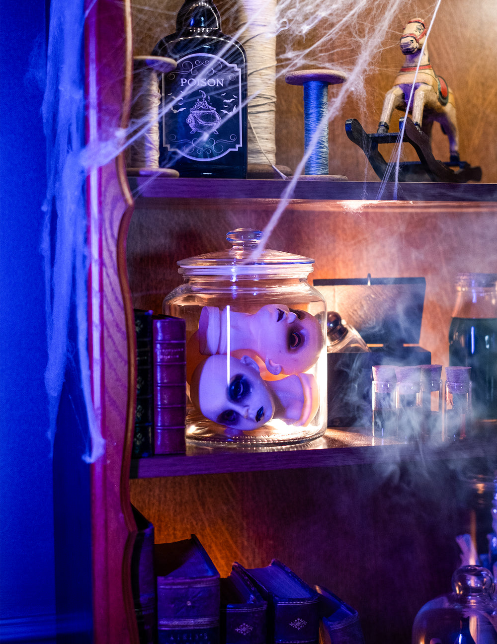 Mise en situation dans un cabinet de curiosités des décorations têtes de poupées cadavériques