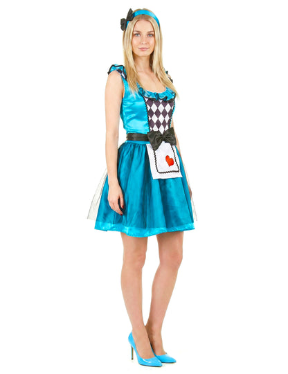Alice se prerušava u zamišljenu zemlju