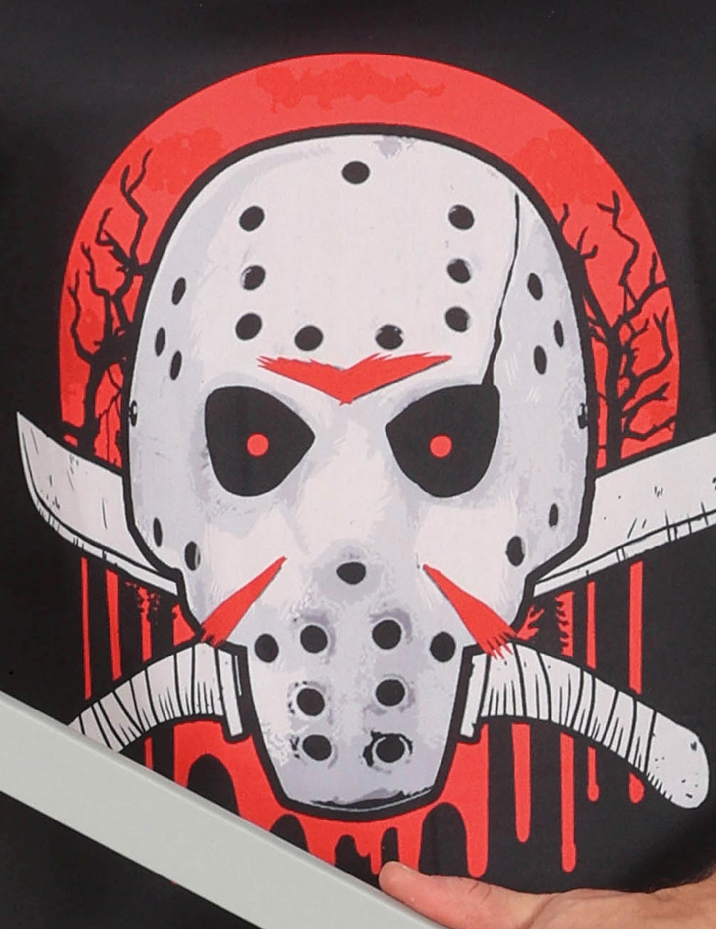 Détail de l'imprimé avec masque de hockey et machettes du déguisement d'assassin pour adulte