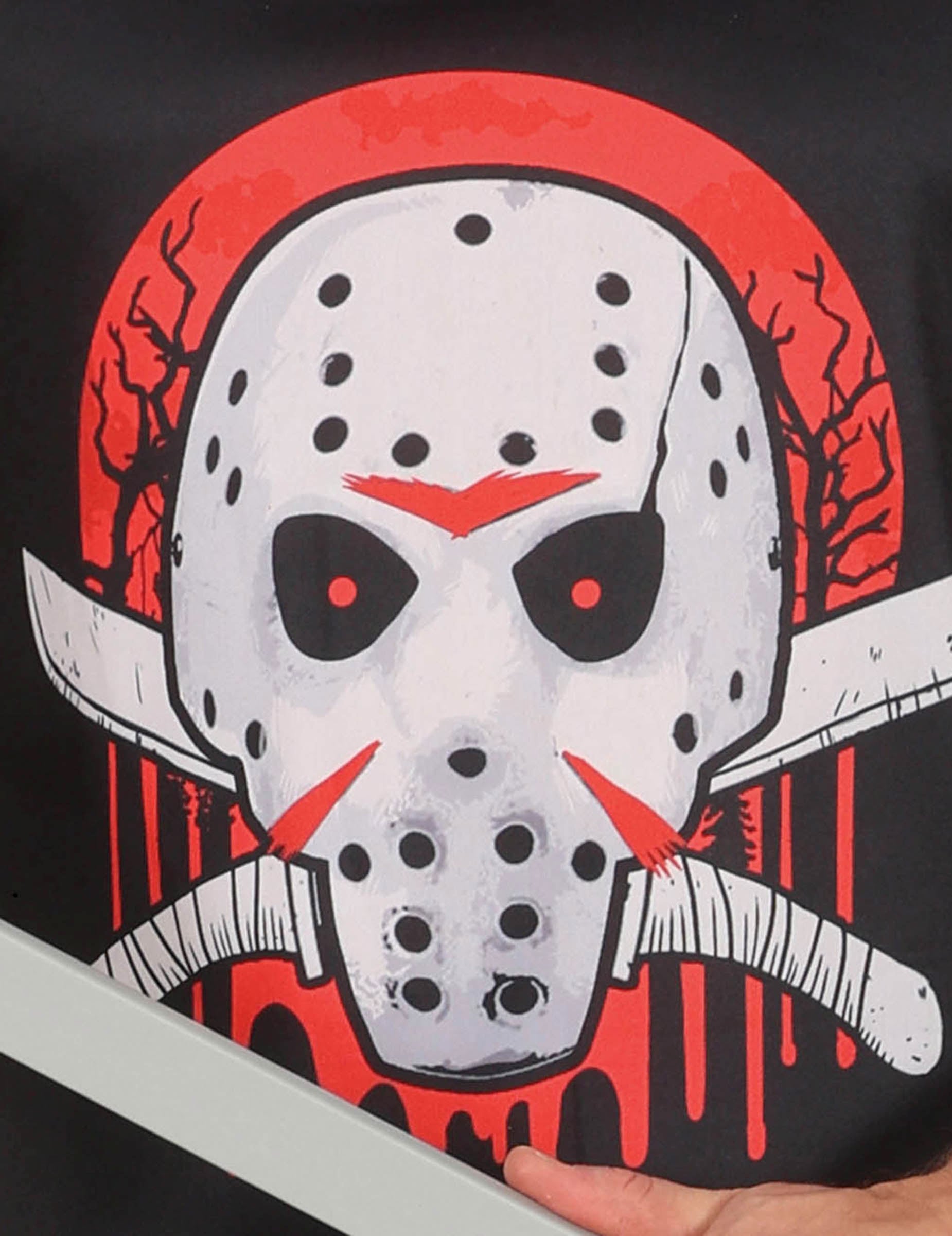 Détail de l'imprimé avec masque de hockey et machettes du déguisement d'assassin pour adulte
