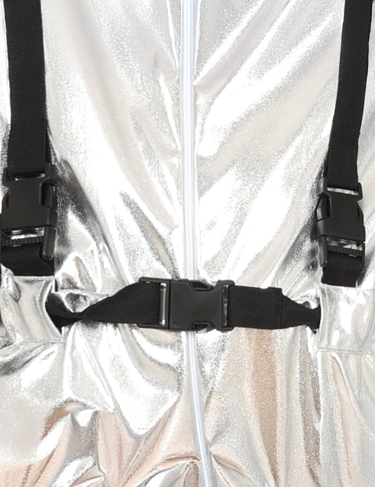 Détail des sangles et boucles noires du déguisement d'astronaute