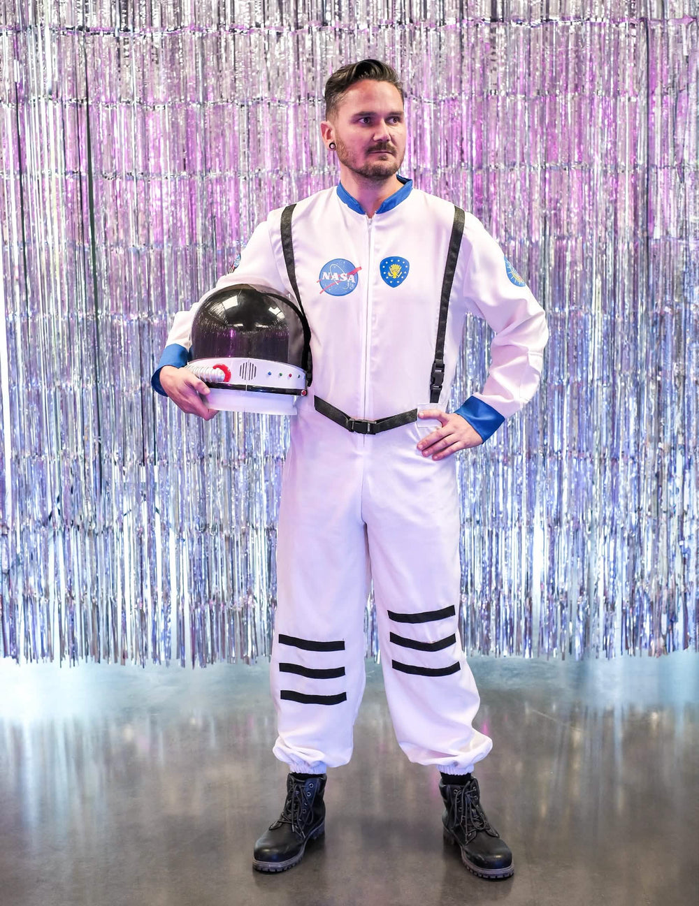 Pogled sprijeda s kacigom u ruci svemirskog kostima astronauti