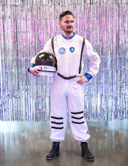 Muški astronaut prerušen
