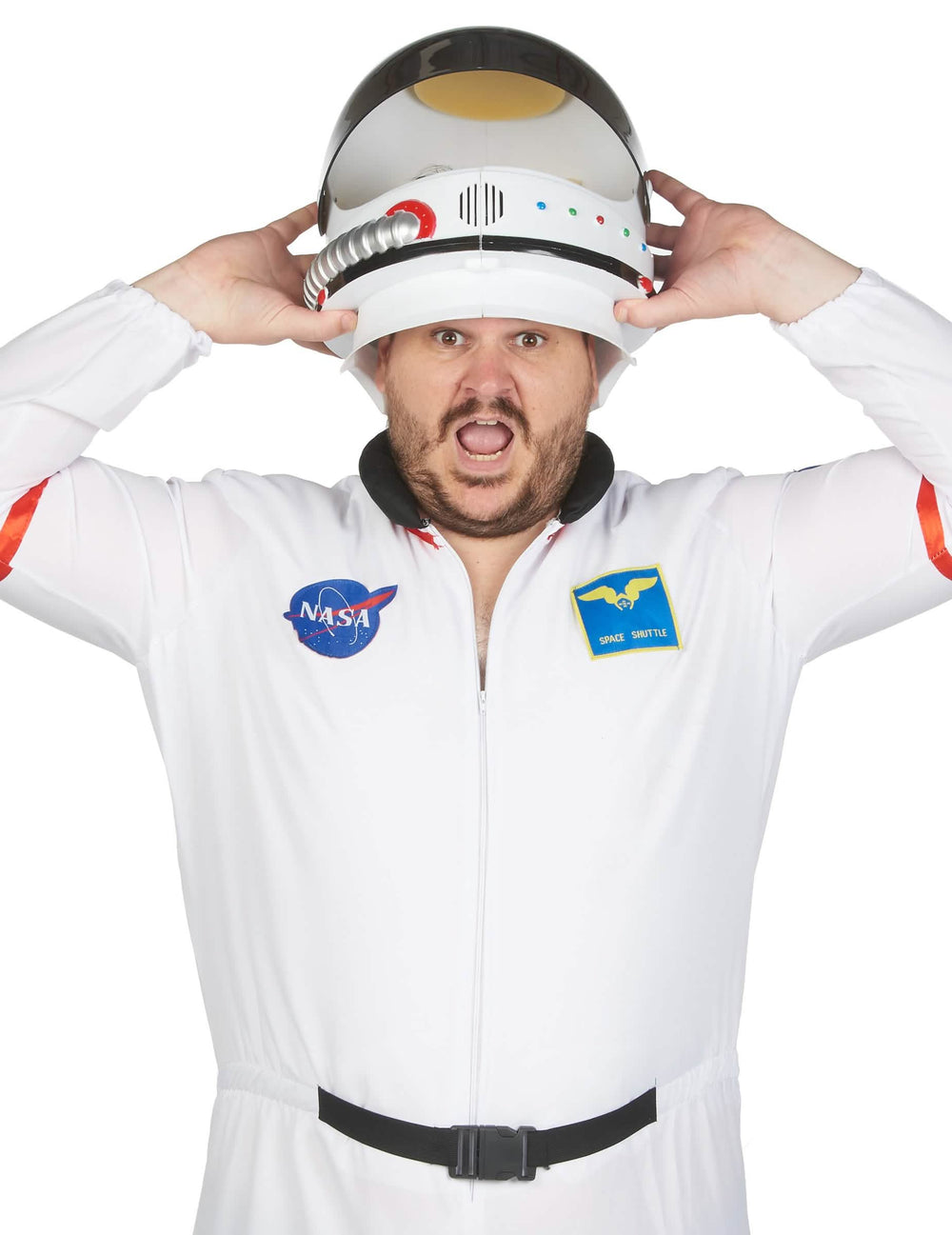 Homme tenant le casque avec une expression surprise du déguisement d'astronaute