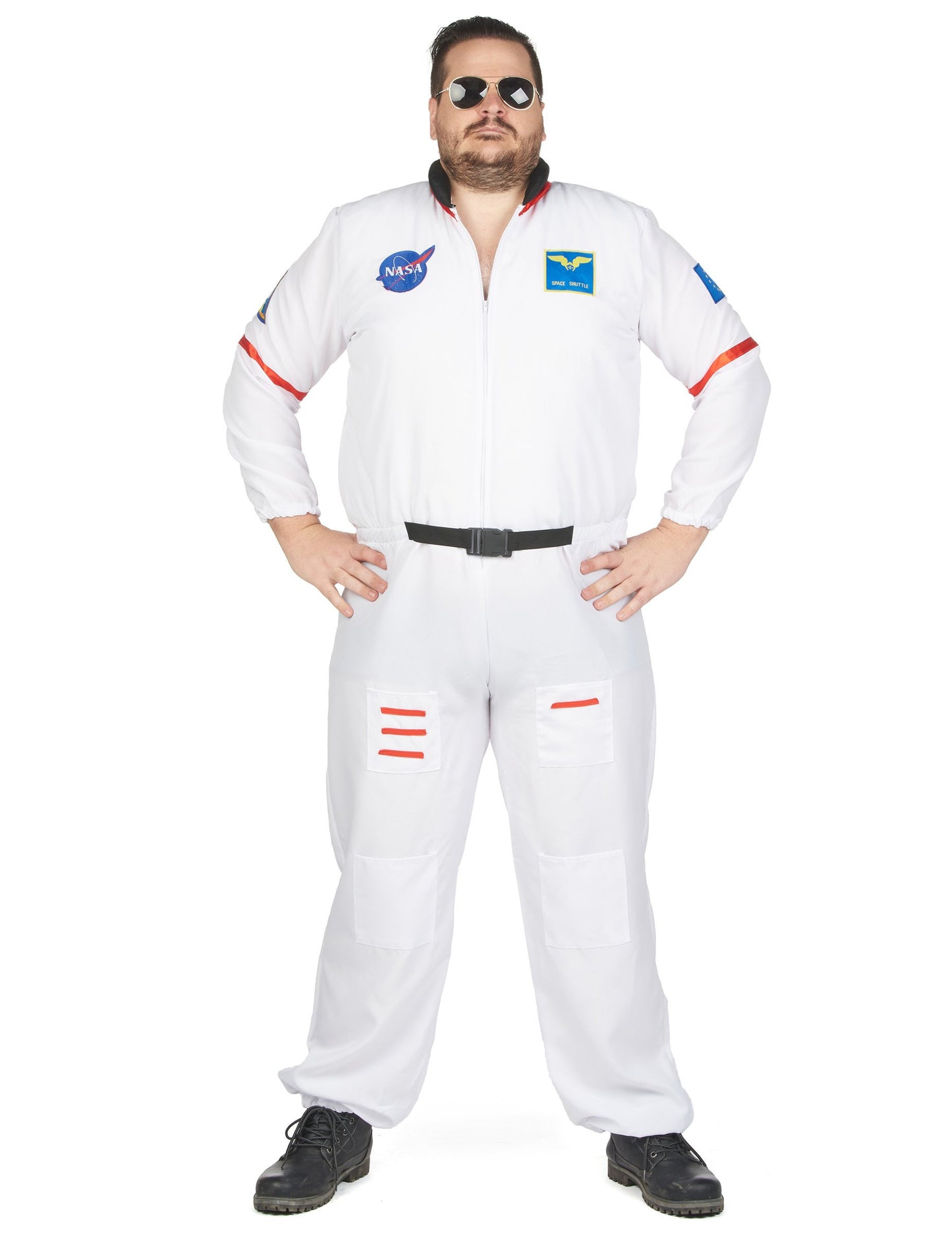 Muški astronaut velike veličine prerušen