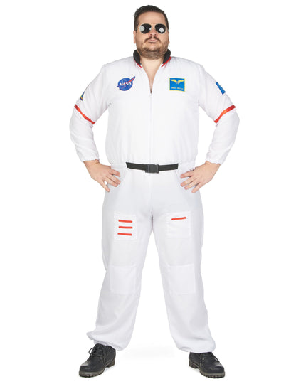Muški astronaut velike veličine prerušen