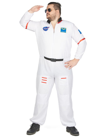 Muški astronaut velike veličine prerušen