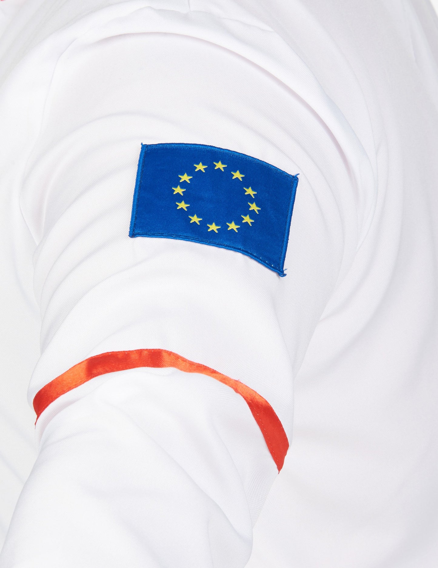 Muški astronaut velike veličine prerušen