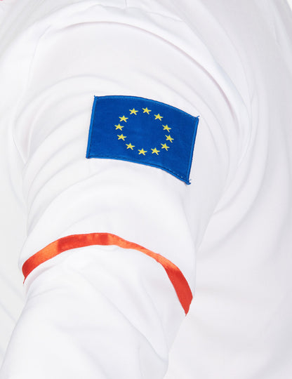 Muški astronaut velike veličine prerušen