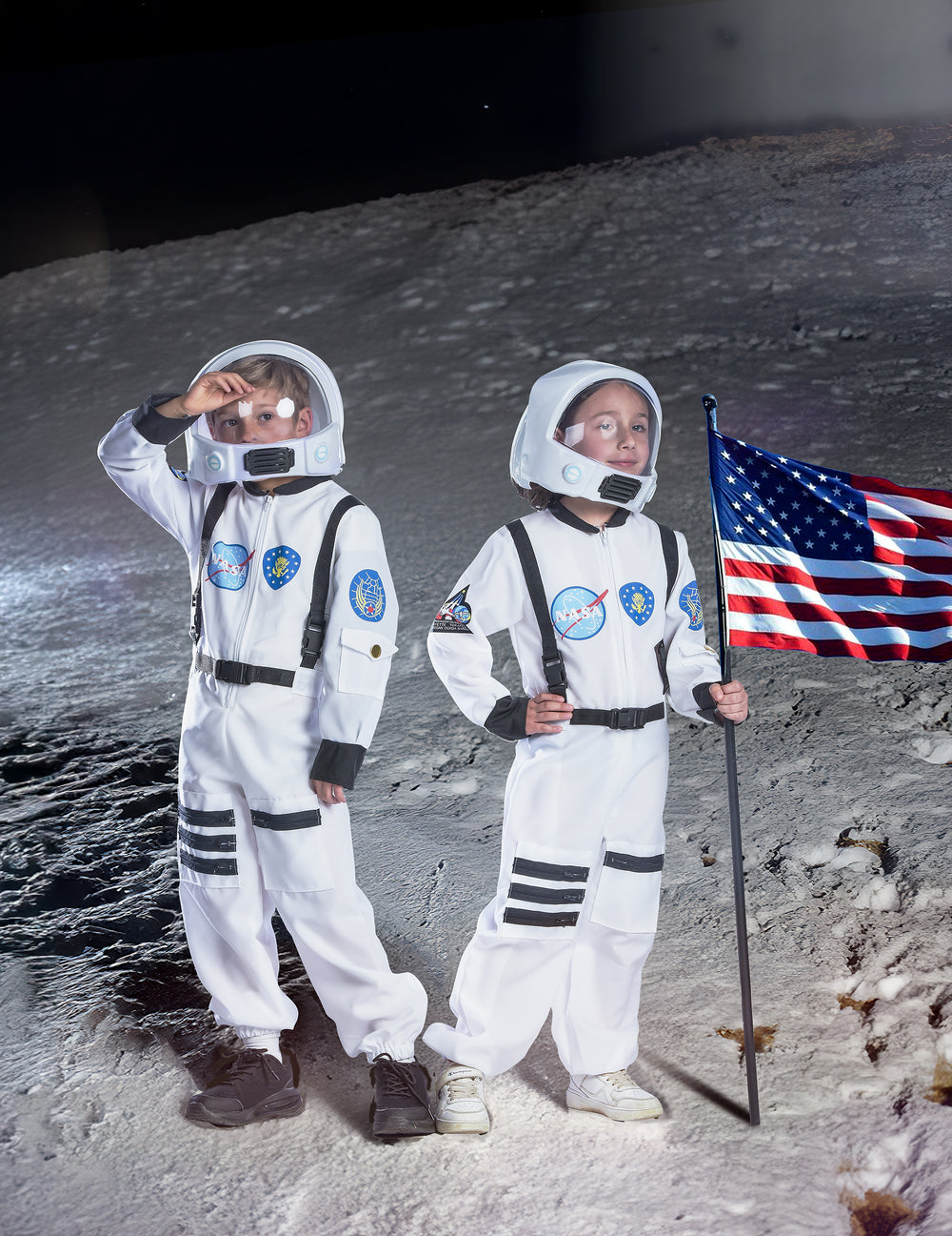 Mise en scène sur la lune avec drapeau du déguisement d'astronaute pour enfant