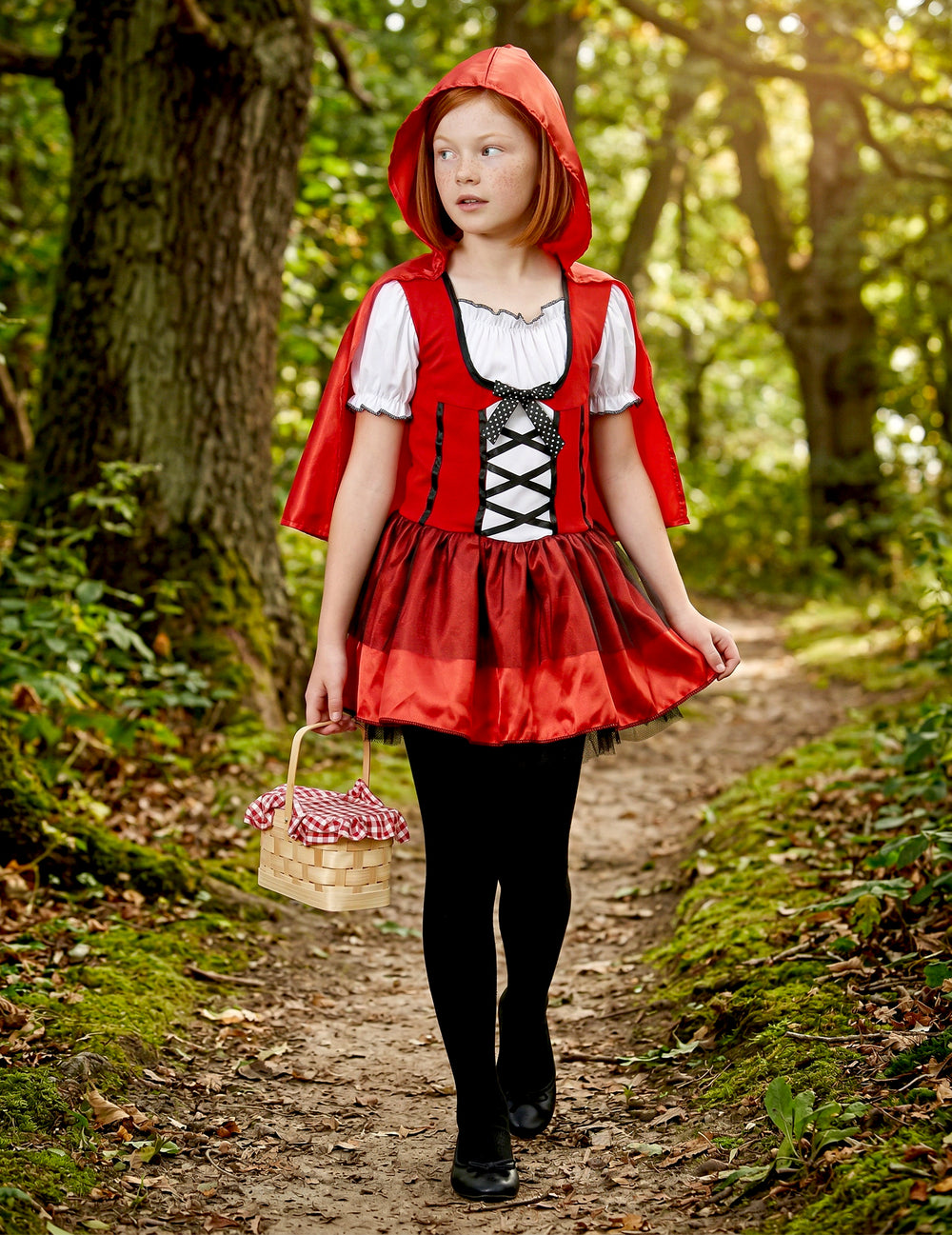 Mise en situation en forêt du déguisement de chaperon rouge pour fille