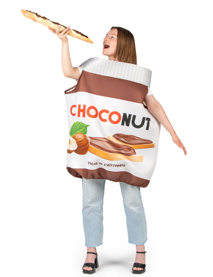 Mise en situation avec une baguette de pain du déguisement choconut pour adulte