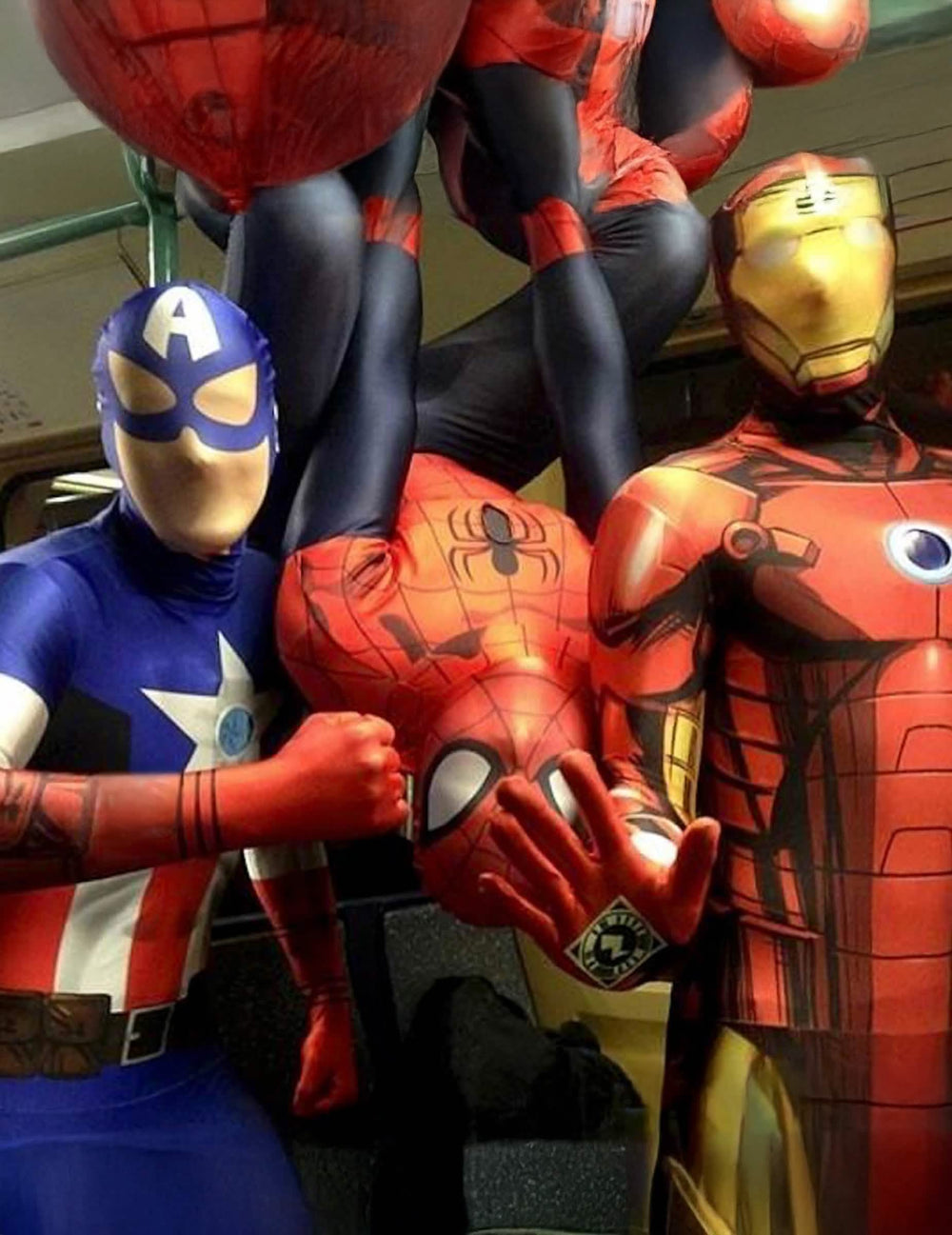 Prikaz s ostalim superjunacima klasičnog kostima Captain America™ Morphsuits™