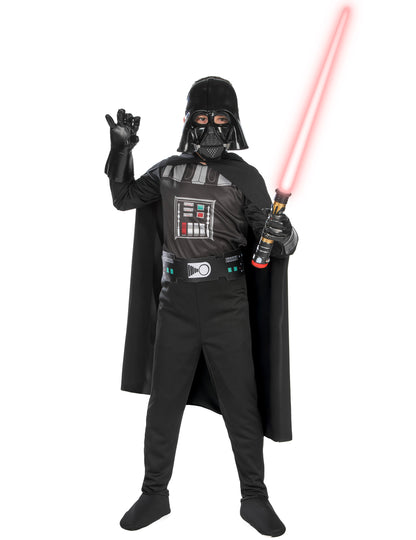 Pose avec sabre laser et main levée du déguisement classique Dark Vador pour garçon