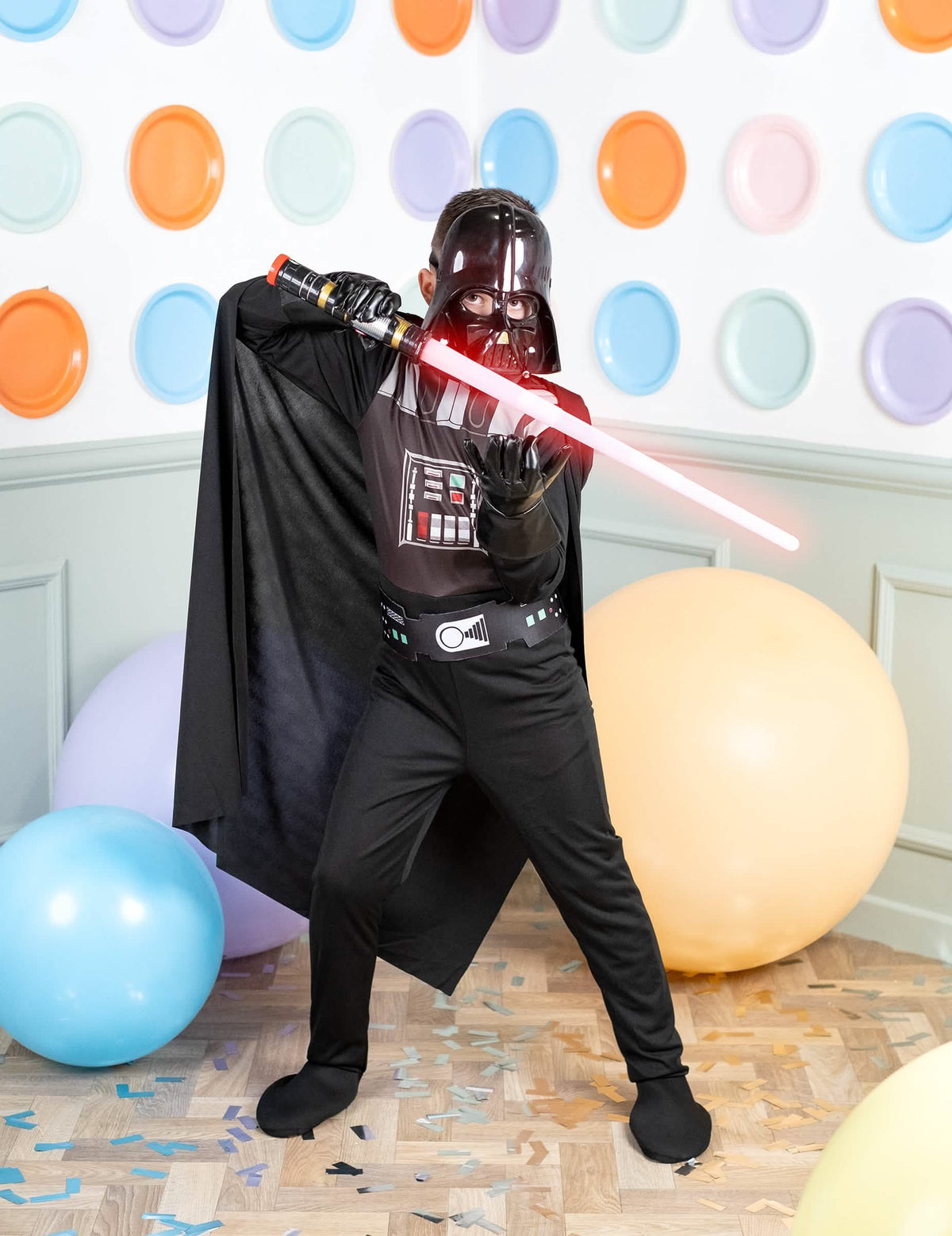 Poza akcije sa svjetlosnim mačem klasičnog kostima Darth Vader za dječak