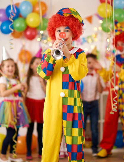 Mise en situation avec trompette du déguisement clown à carreaux pour garçon