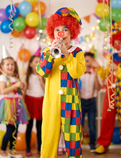 Mise en situation avec trompette du déguisement clown à carreaux pour garçon