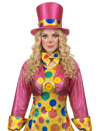 Kadar s naglaskom na šešir i leptir mašnu smiješnog kostima klauna za žene
