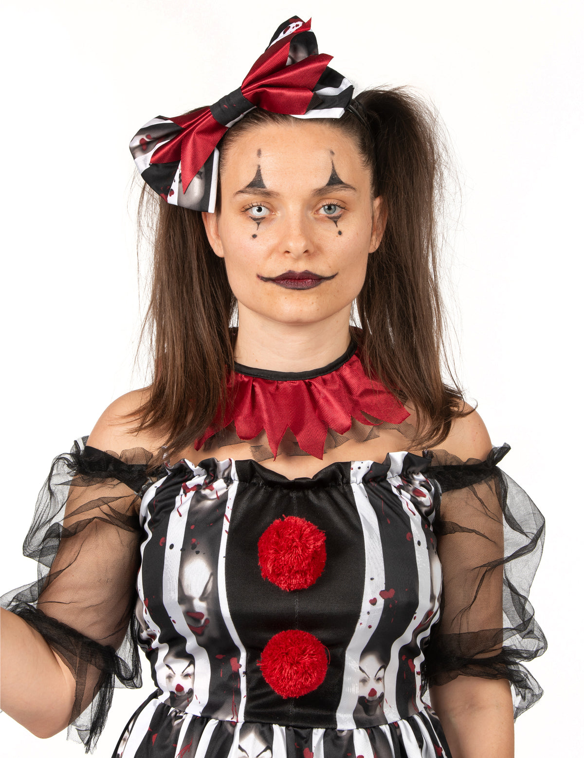 Gros plan sur le maquillage et le serre-tête du déguisement de clown dément luxe