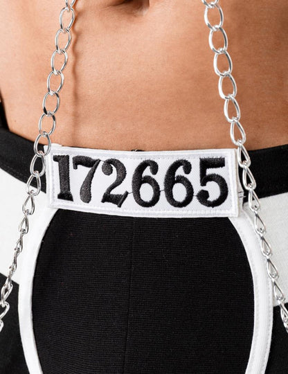 Détail du matricule et des chaînes du déguisement de prisonnier sexy luxe pour homme