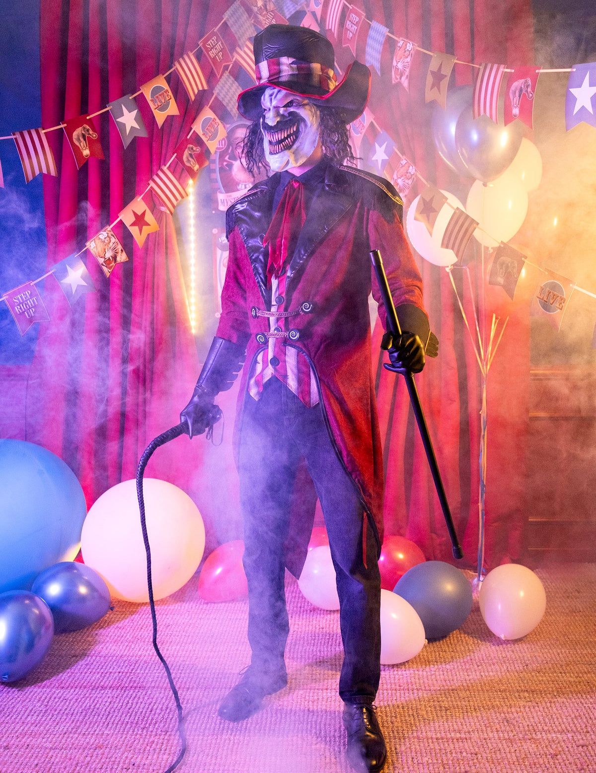 Mise en scène avec décor de cirque du déguisement dompteur effrayant luxe