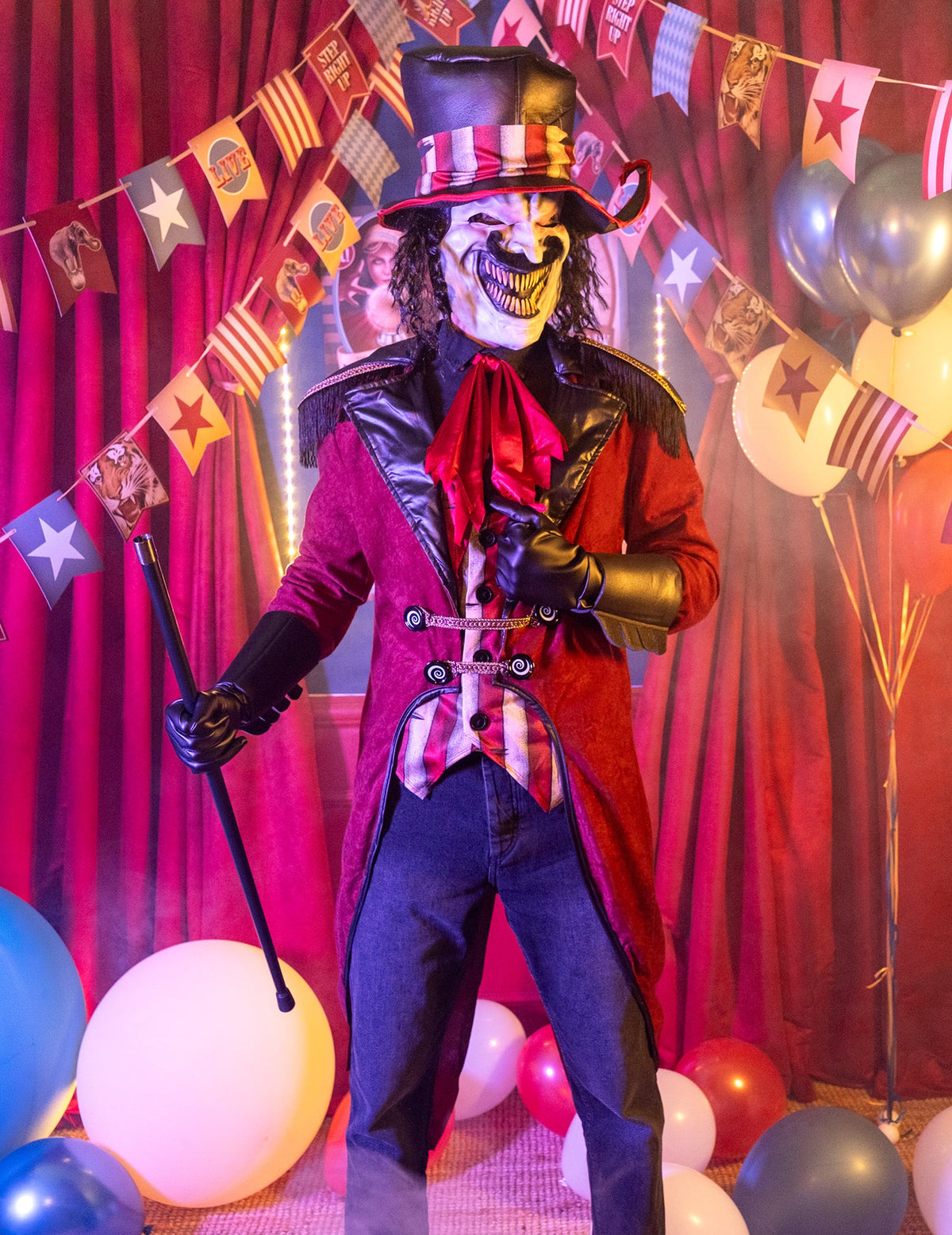 Mise en scène avec ballons et fanions du déguisement dompteur effrayant luxe